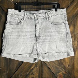 Old Navy Women’s Gray Denim High-Rise O.G. Straight Sz 16 Cuffed Shorts